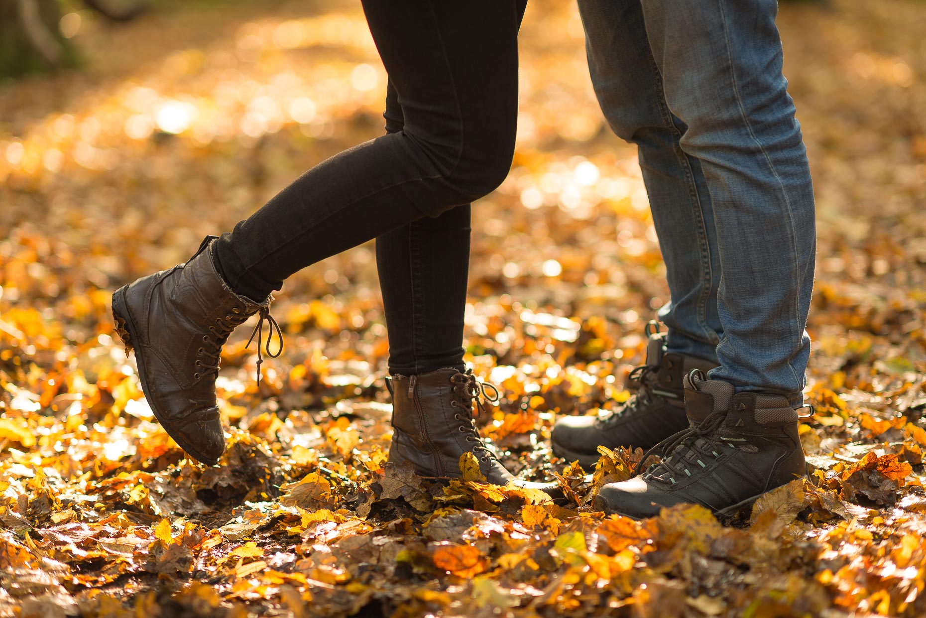 close-up-detail-boots-romance-together-couple-hugging-autumn-leaves-epping-forest-london-lifestyle-photography-23