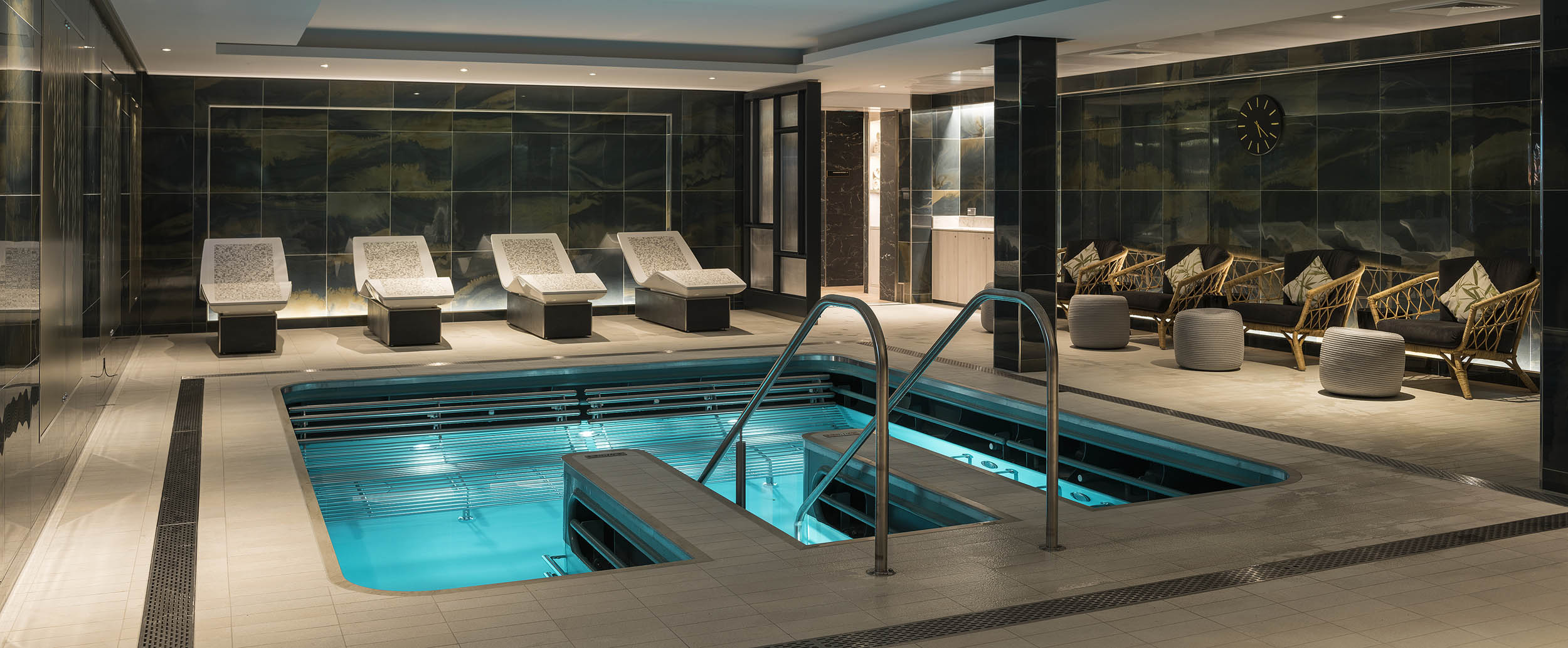 cruise_ship_luxury_swimming_pool_indoor