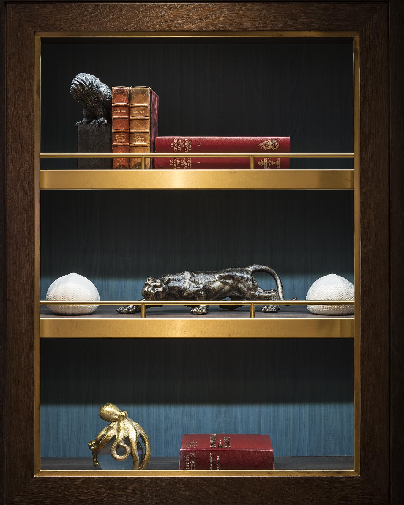 details_interior_decor_cruise_ship_luxury_shelves