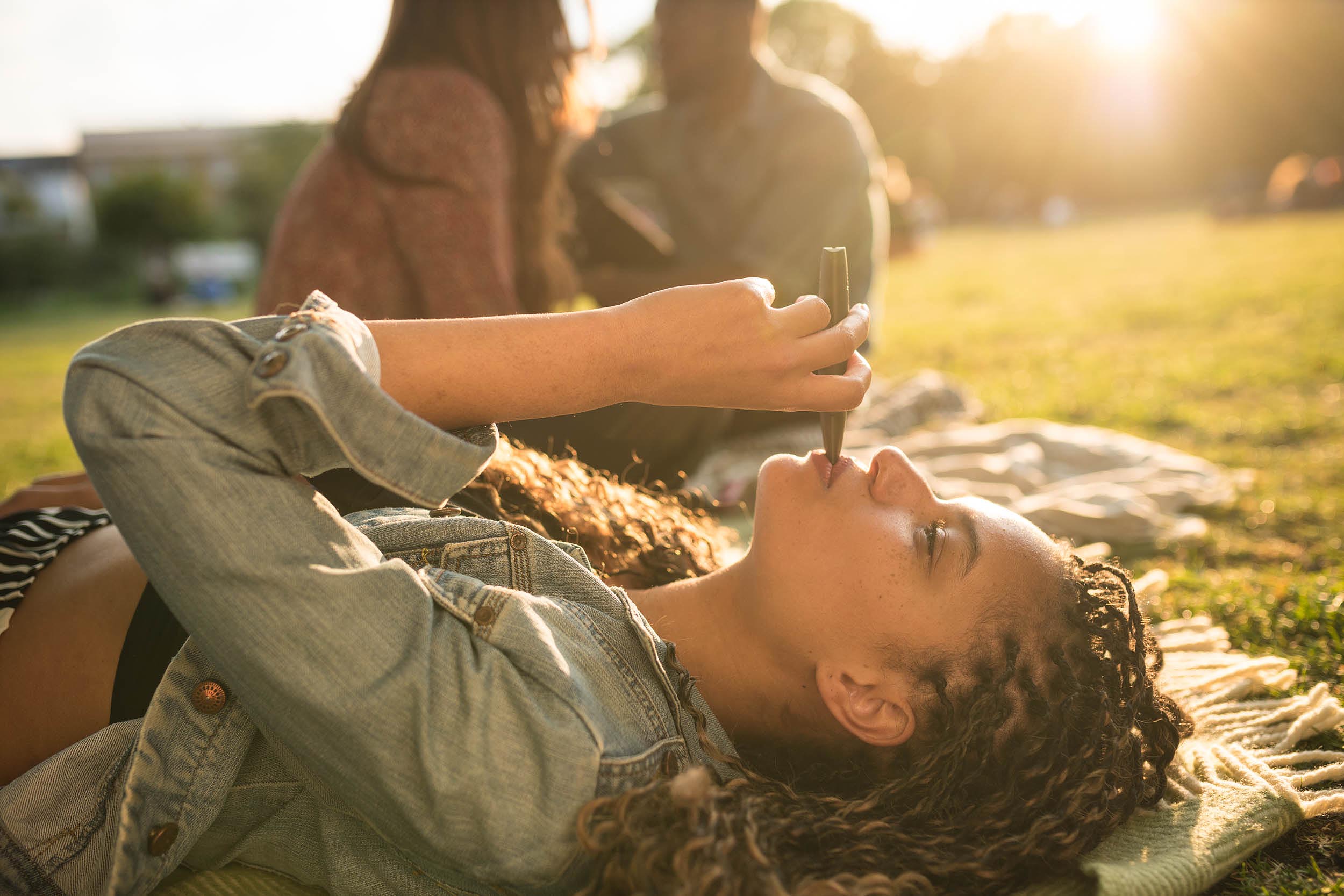 girl-vaping-relax-chilling-park-london-lifestyle-photographer