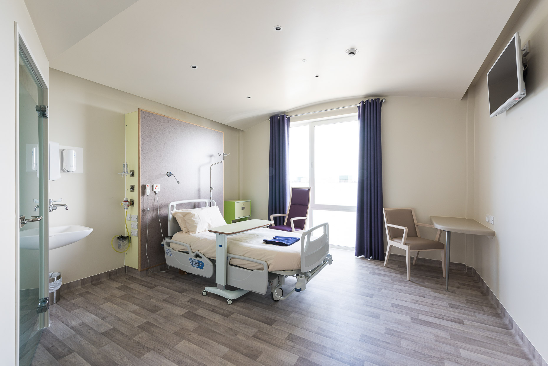 interior-ashford-hospital-kent-lobby-patient-room-property-29
