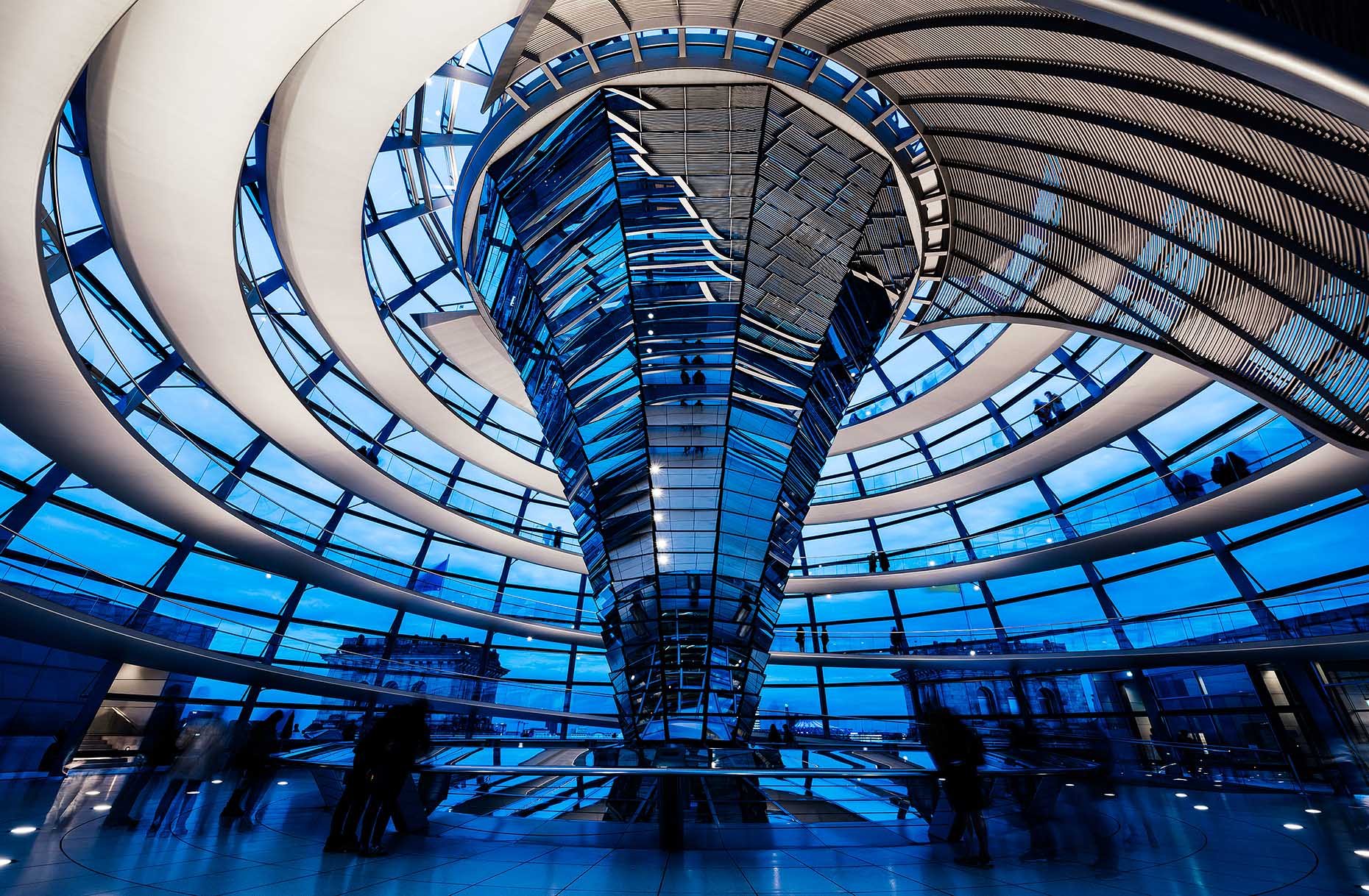 interior-view-reichstag-berlin-parliament-norman-foster-germany-architecture-02a