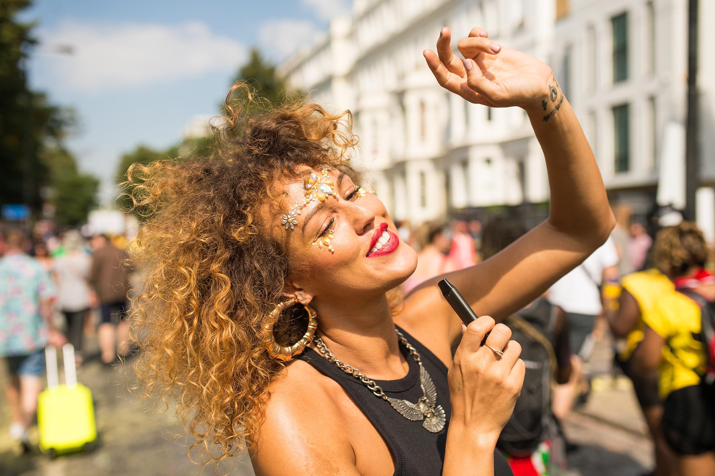 notting-hill-carnival-dancing-girl-culture-vaping-lifestyle-photographer-london